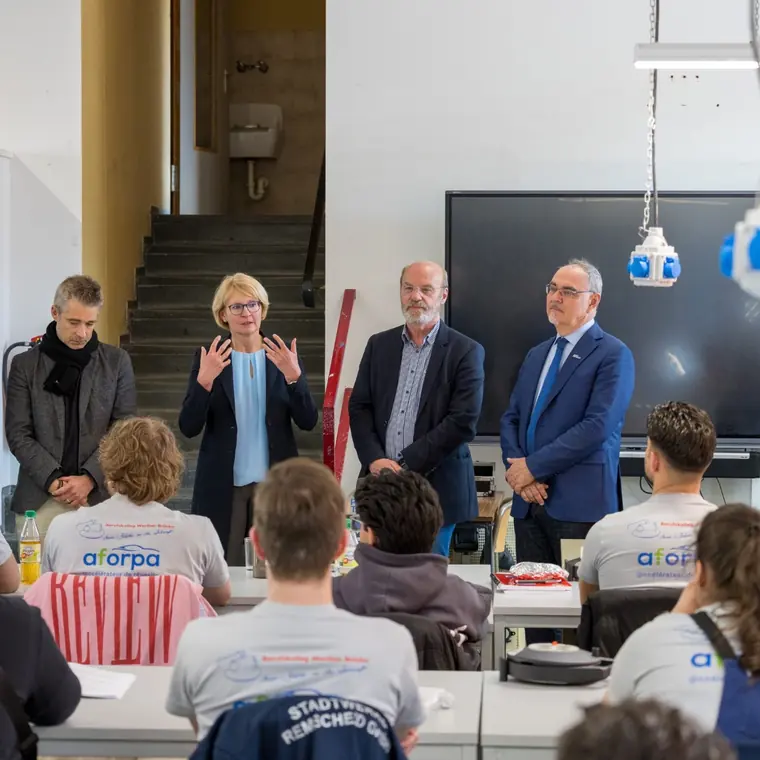 Seminar mit Teilnehmenden im Gespräch
