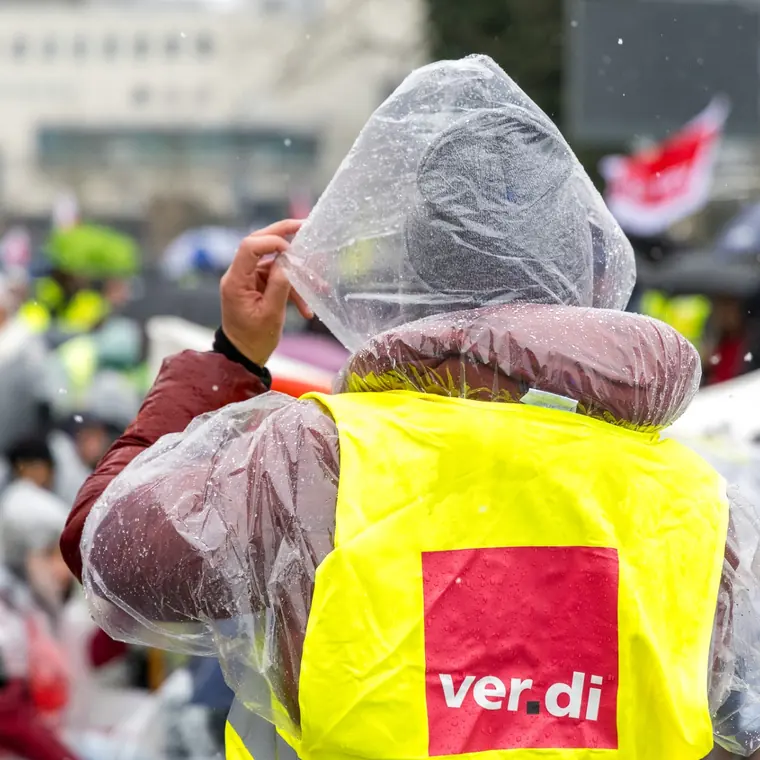 Demonstration mit Fahnen