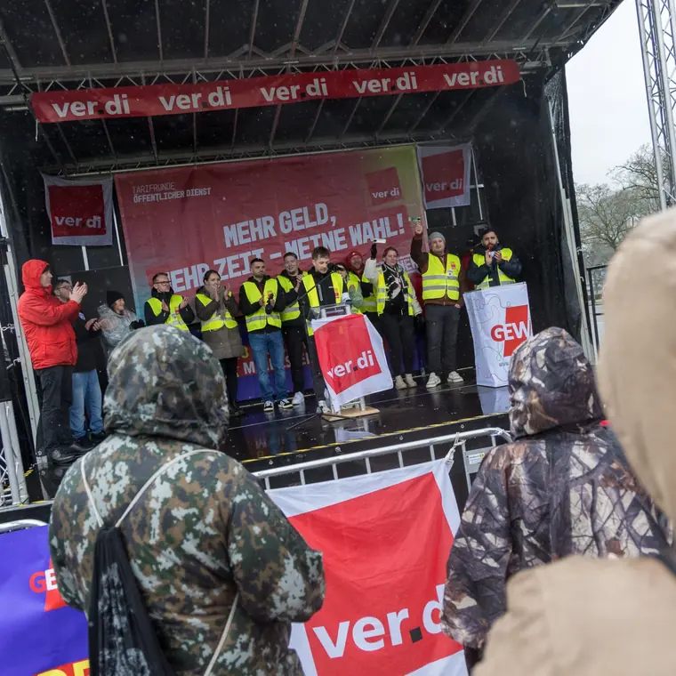 Rede auf einer Bühne